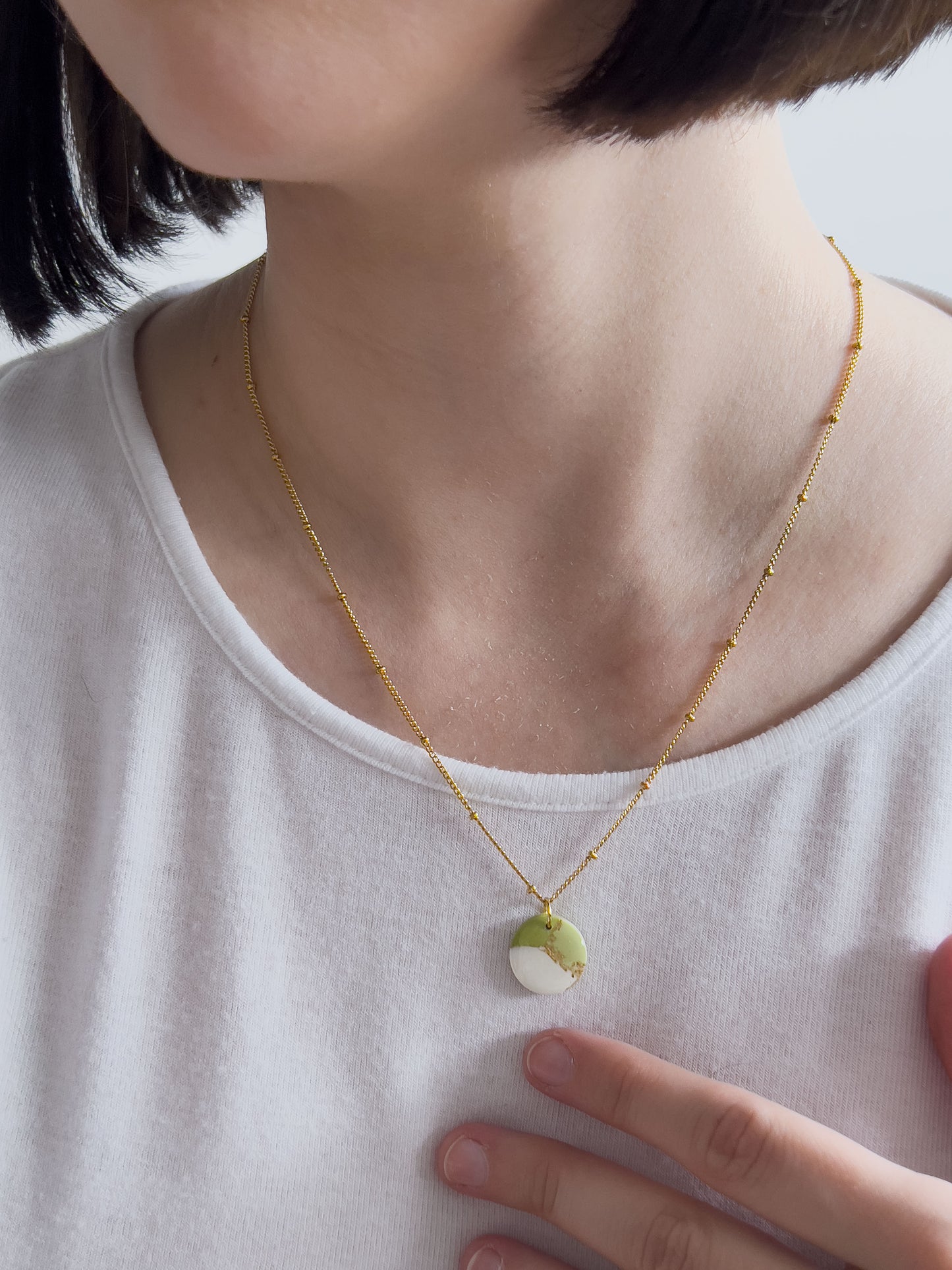 Col J ✦ Pistaziengrün marmorierte Halskette