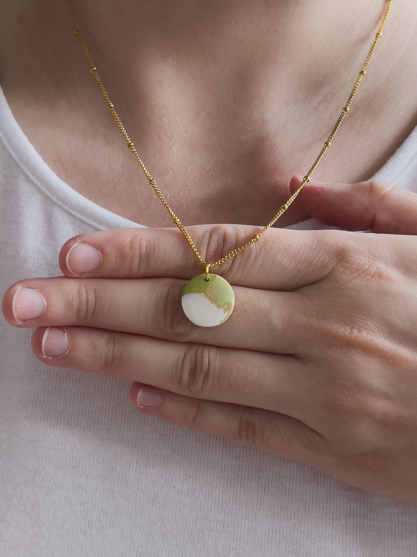 Col J ✦ Pistaziengrün marmorierte Halskette