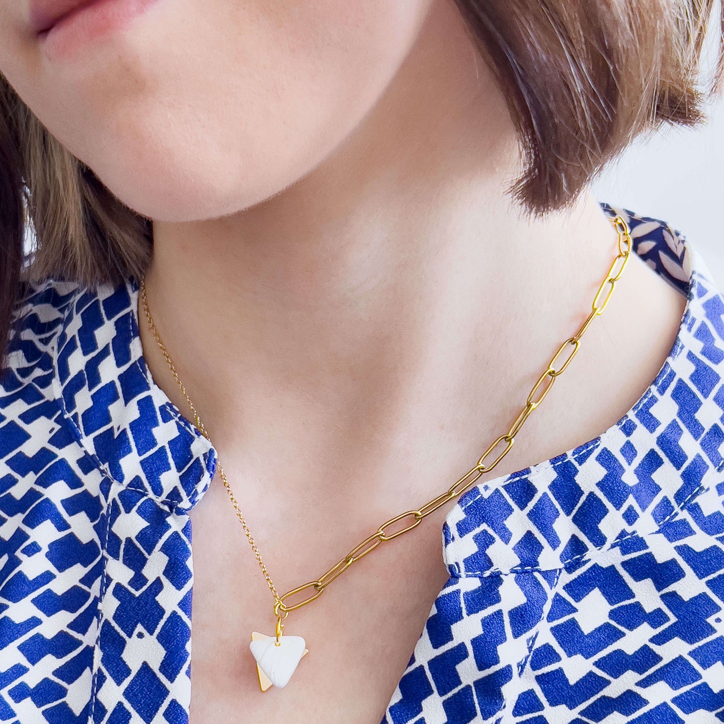 Col S ✦ Dreieckige weiße Statement Halskette