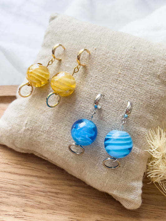 Col K ✦ Gelbe und blaue Glasperlen-Huggies