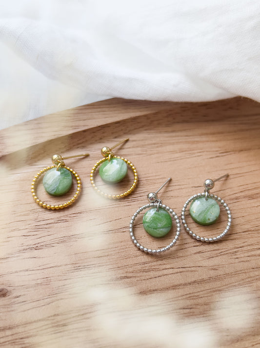 Col K ✦ Grün schimmernde marmorierte Ohrringe