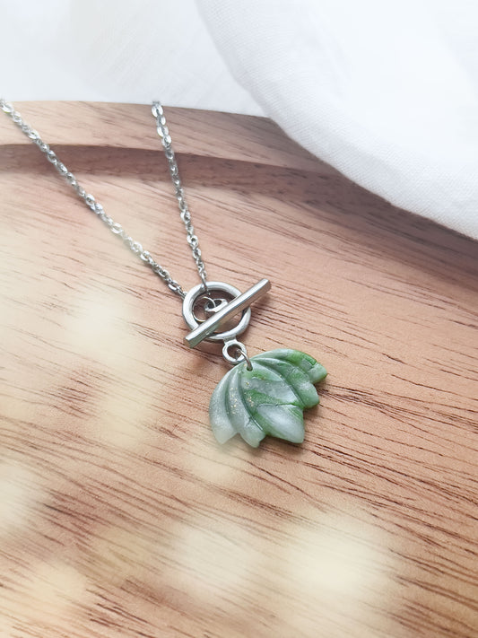 Col K ✦ Grün marmorierte Lotus Boho Halskette