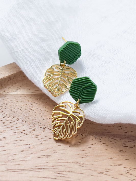 Col K ✦ Kleine tropische Monstera Ohrringe