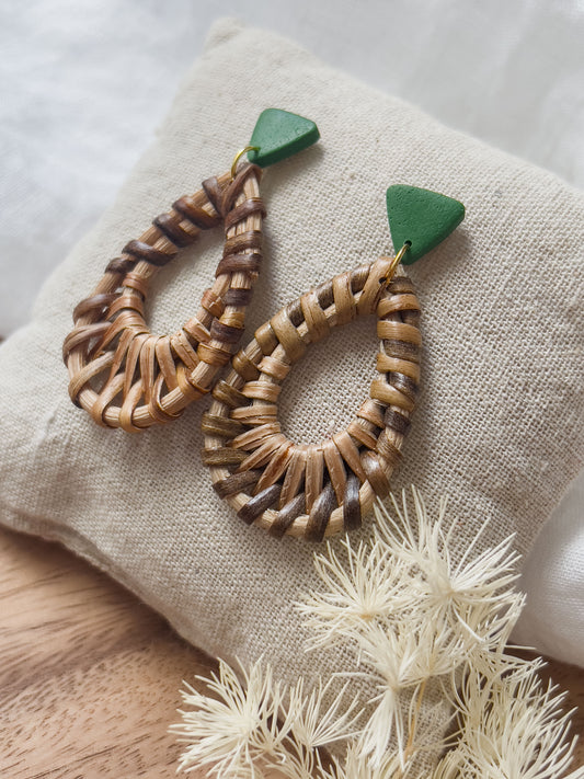 Col K ✦ Tropische grüne Rattan Ohrringe