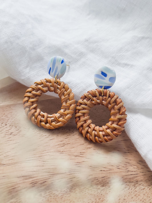 Col K ✦ Blaue runde Rattan Ohrringe