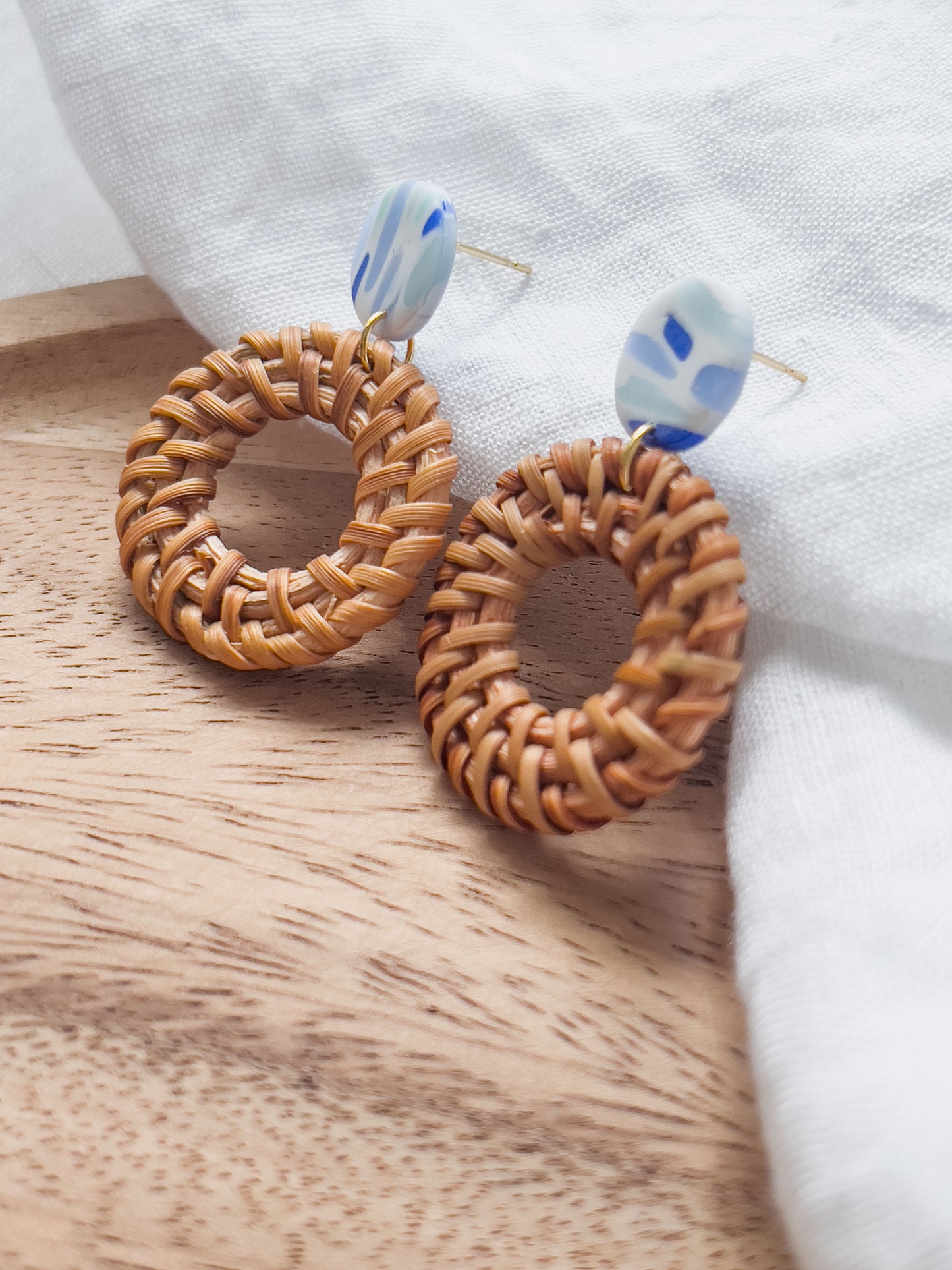 Col K ✦ Blaue runde Rattan Ohrringe