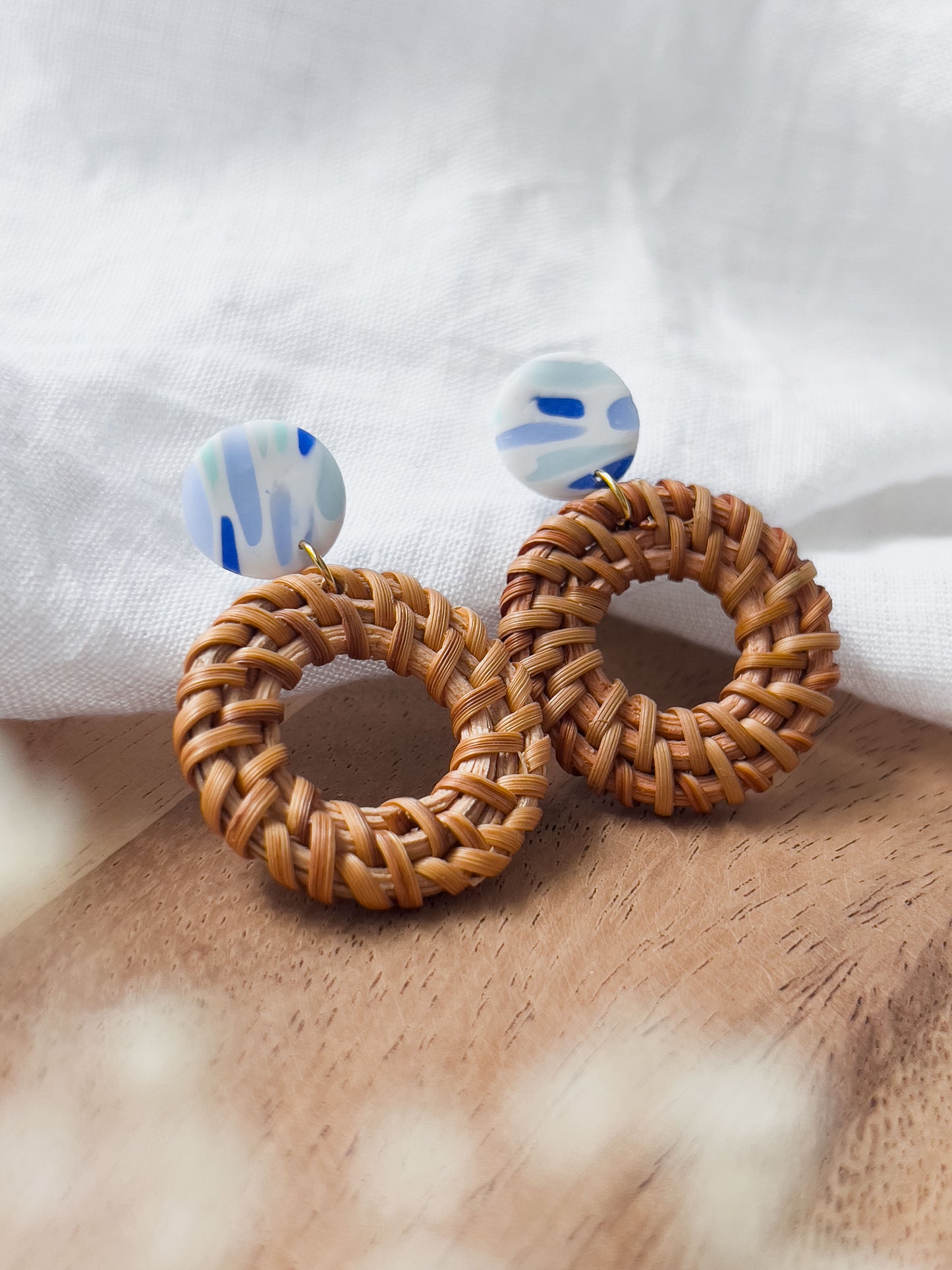 Col K ✦ Blaue runde Rattan Ohrringe