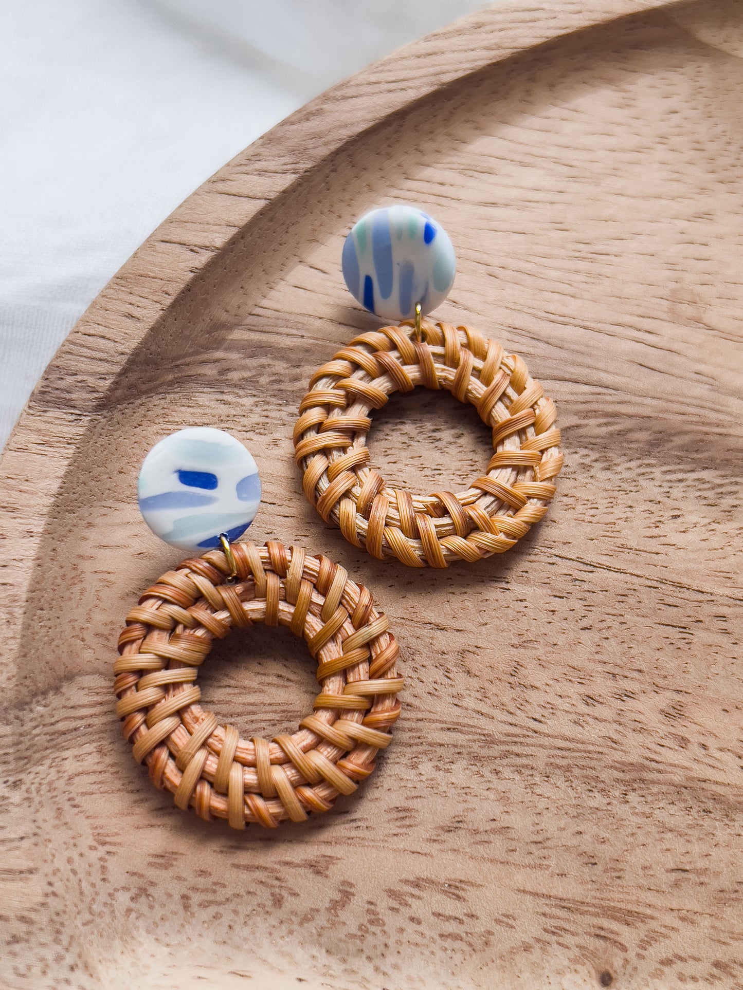 Col K ✦ Blaue runde Rattan Ohrringe