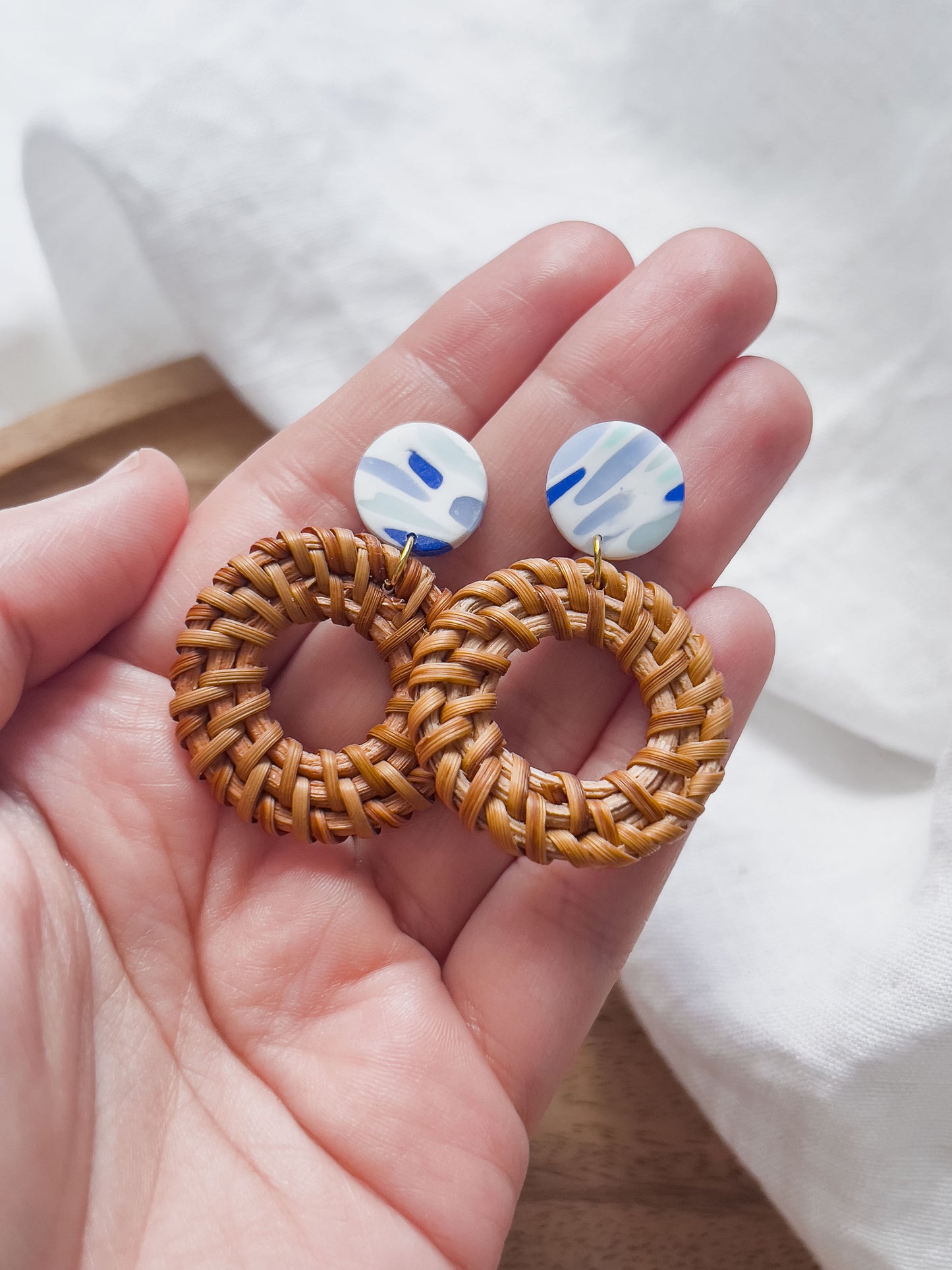 Col K ✦ Blaue runde Rattan Ohrringe