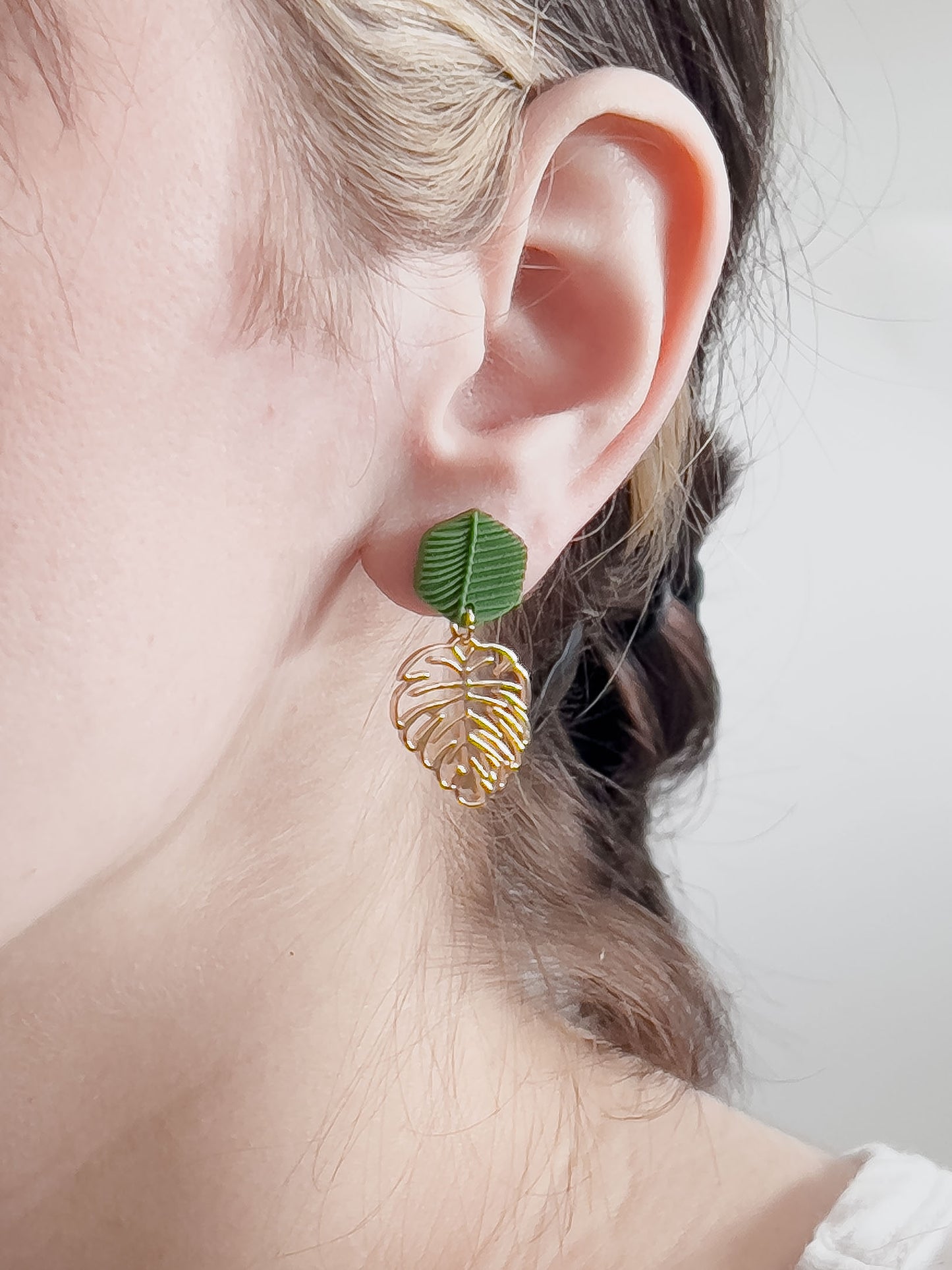 Col K ✦ Kleine tropische Monstera Ohrringe