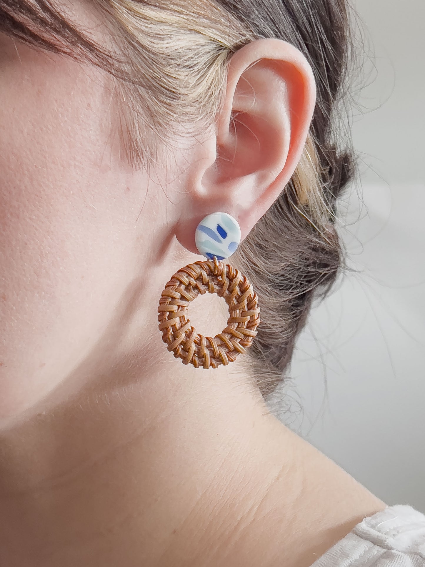 Col K ✦ Blaue runde Rattan Ohrringe