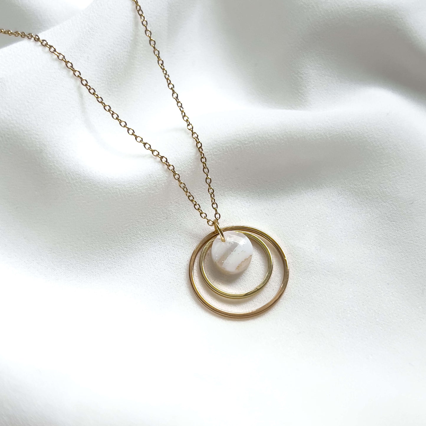 Bridal Col ✦ Perlmuttfarbene Braut Halskette mit dreiteiligem Anhänger