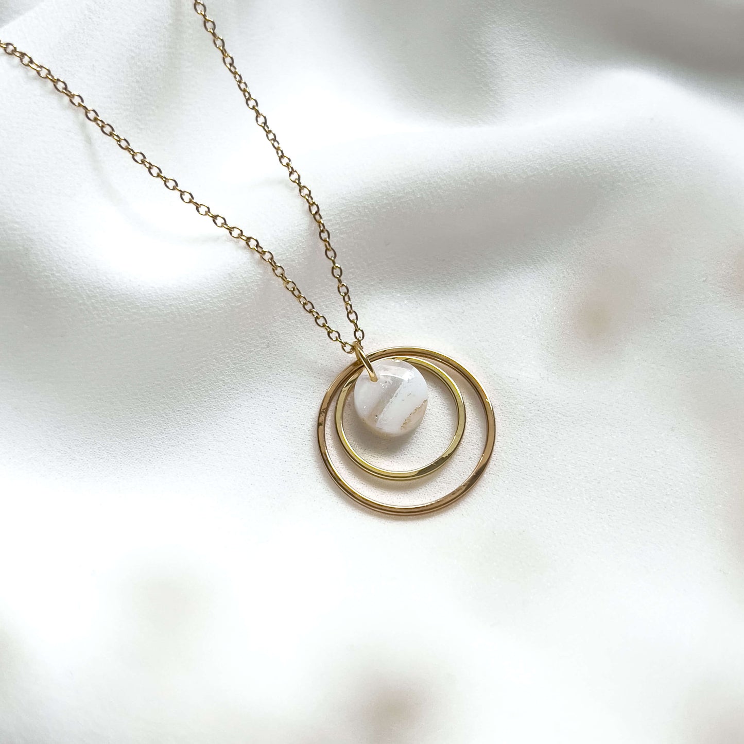 Bridal Col ✦ Perlmuttfarbene Braut Halskette mit dreiteiligem Anhänger