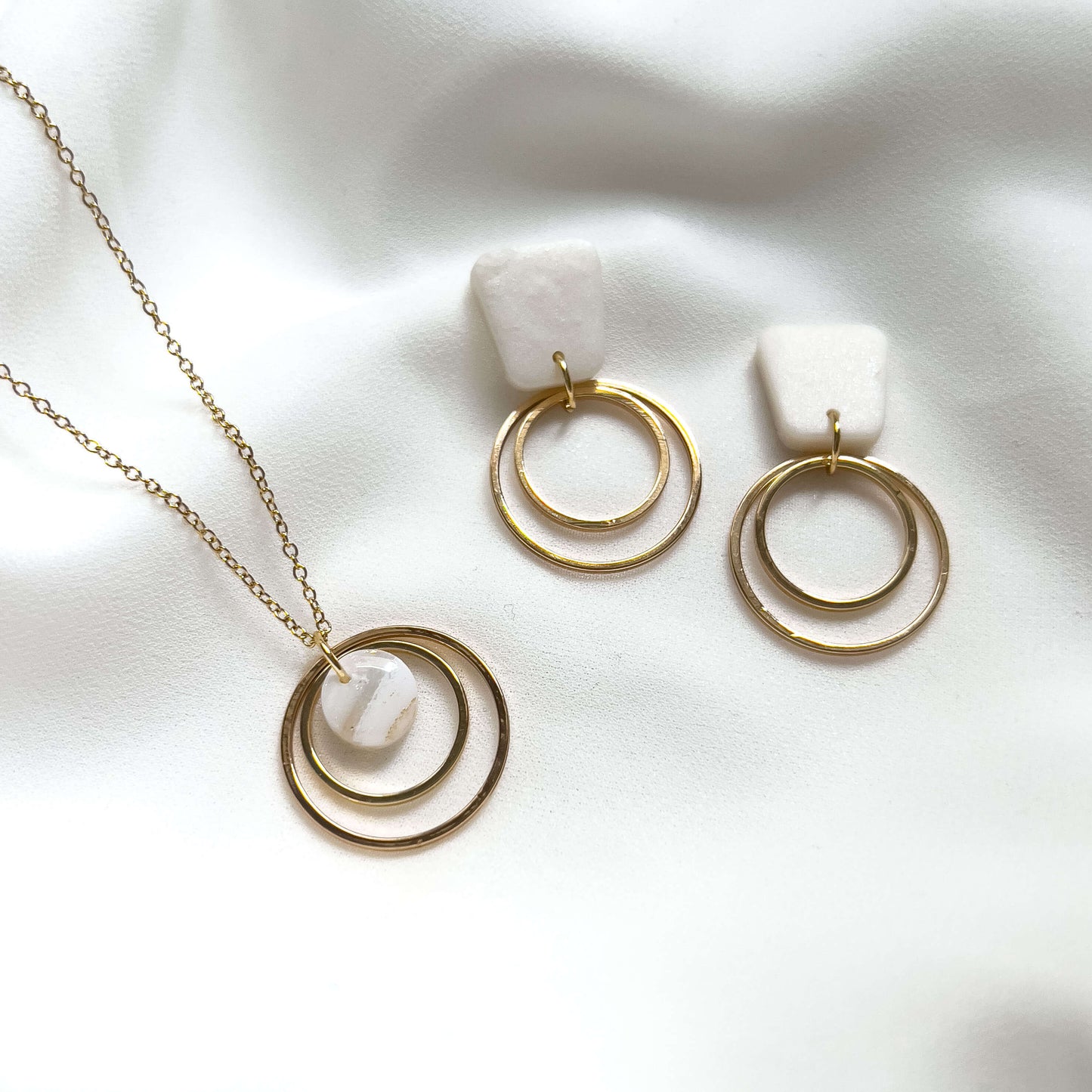 Bridal Col ✦ Perlmuttfarbene dreiteilige Braut Ohrringe & Halskette Set