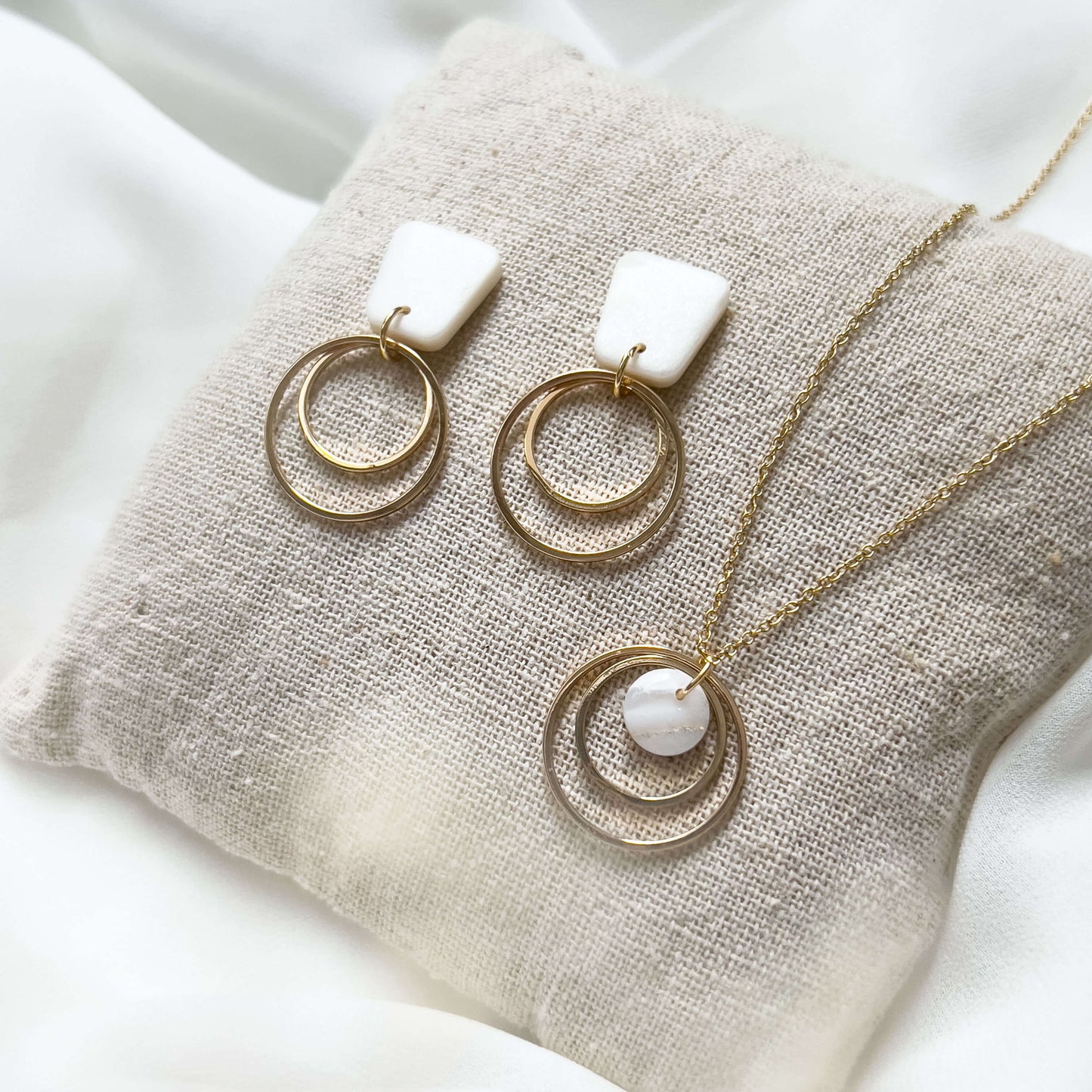 Bridal Col ✦ Perlmuttfarbene dreiteilige Braut Ohrringe & Halskette Set