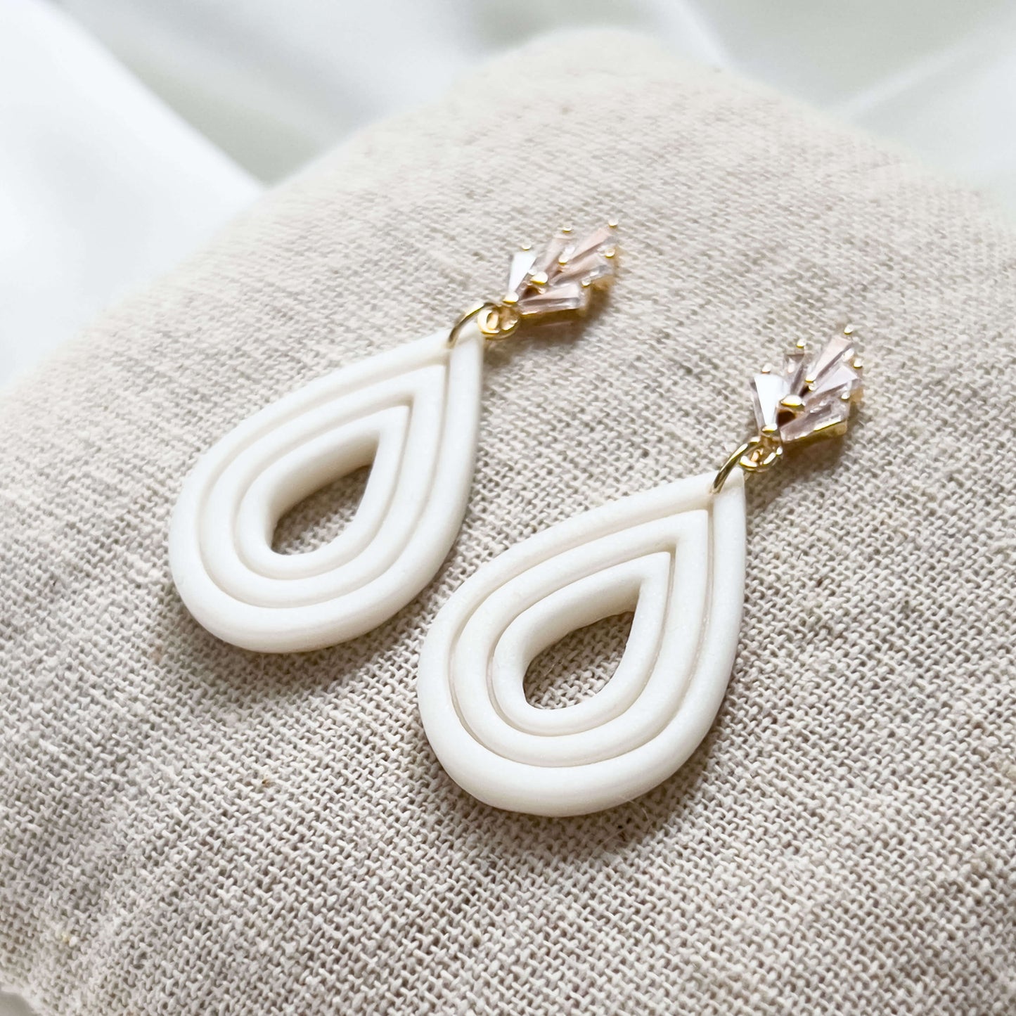 Bridal Col ✦ Perlmuttfarbene tropfenförmige Braut Ohrringe mit Zirkonia-Stecker