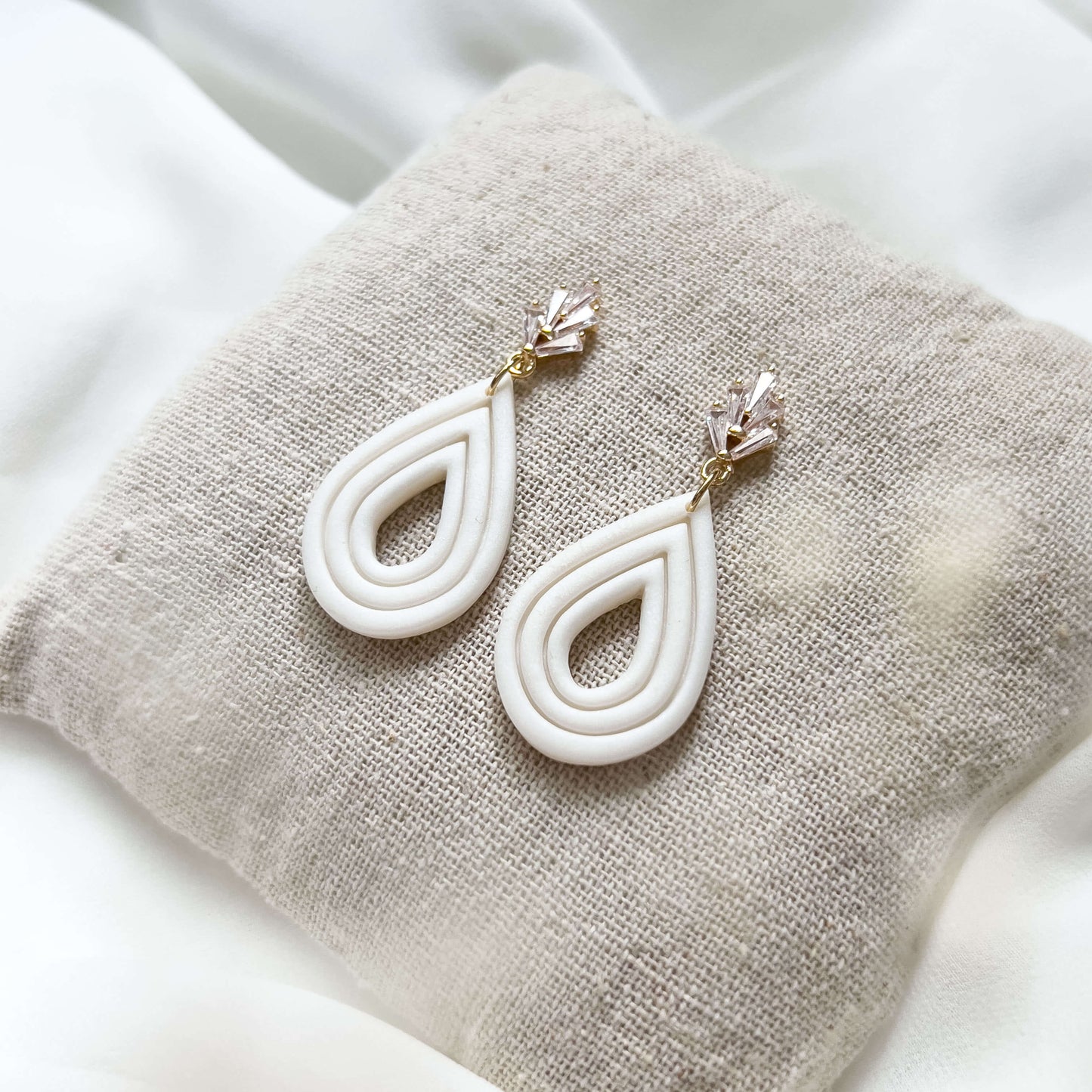 Bridal Col ✦ Perlmuttfarbene tropfenförmige Braut Ohrringe mit Zirkonia-Stecker