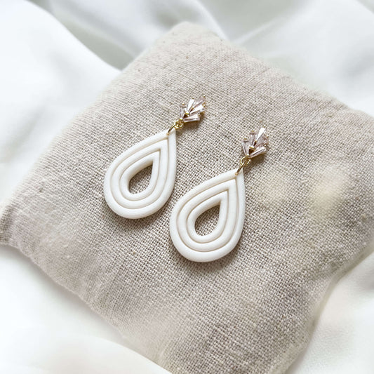 Bridal Col ✦ Perlmuttfarbene tropfenförmige Braut Ohrringe mit Zirkonia-Stecker