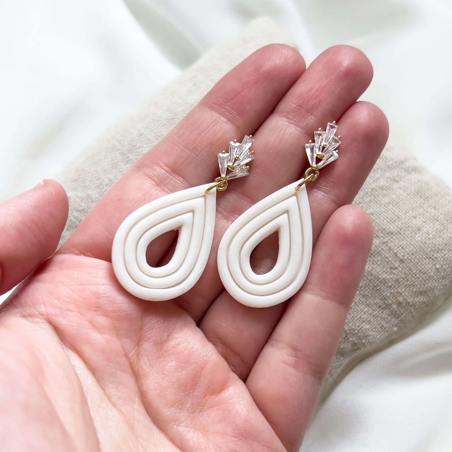 Bridal Col ✦ Perlmuttfarbene tropfenförmige Braut Ohrringe mit Zirkonia-Stecker