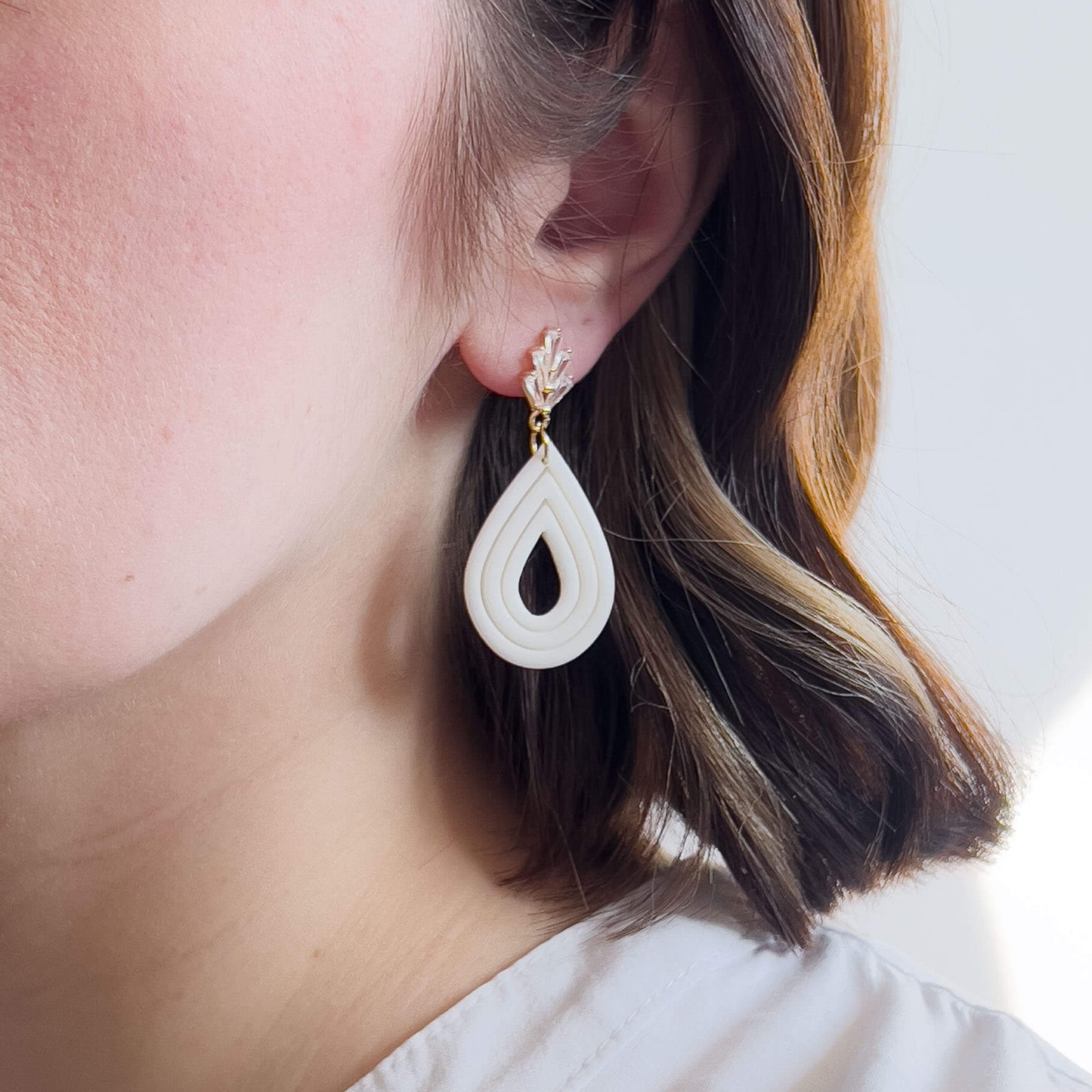 Bridal Col ✦ Perlmuttfarbene tropfenförmige Braut Ohrringe mit Zirkonia-Stecker