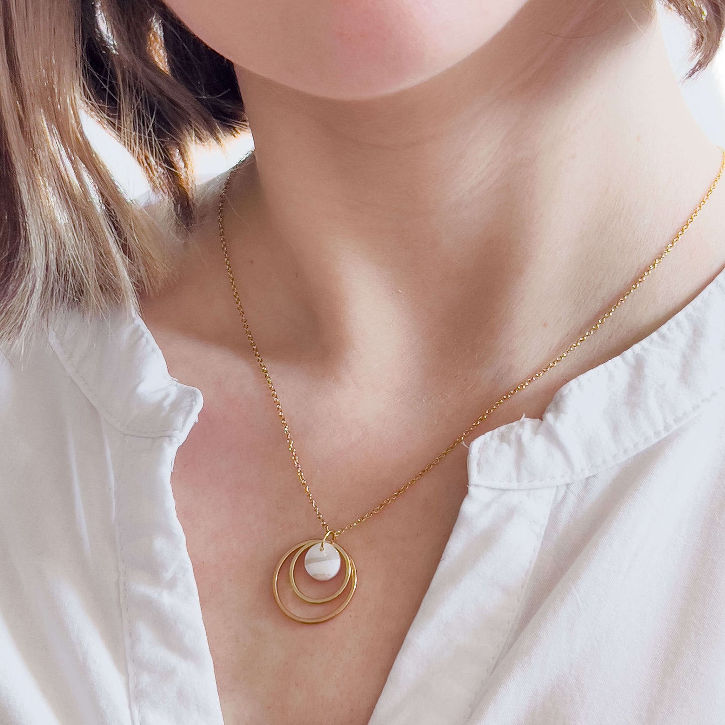 Bridal Col ✦ Perlmuttfarbene Braut Halskette mit dreiteiligem Anhänger