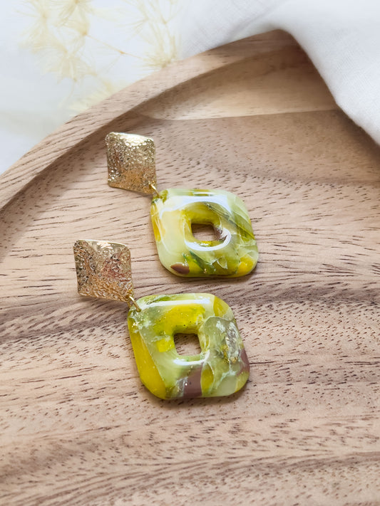 Col R ✦ Grün-gelb marmorierte Ohrringe