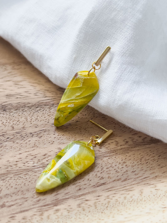 Col R ✦ Grün-gelb marmorierte Dolch Ohrringe