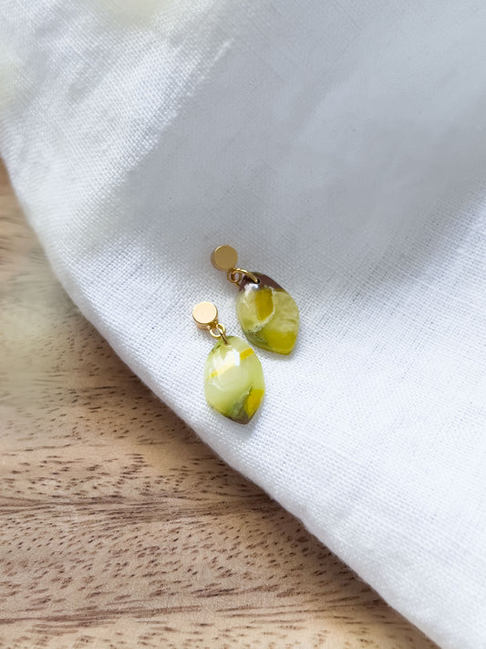 Col R ✦ Grün-gelb marmorierte Kiesel Ohrringe