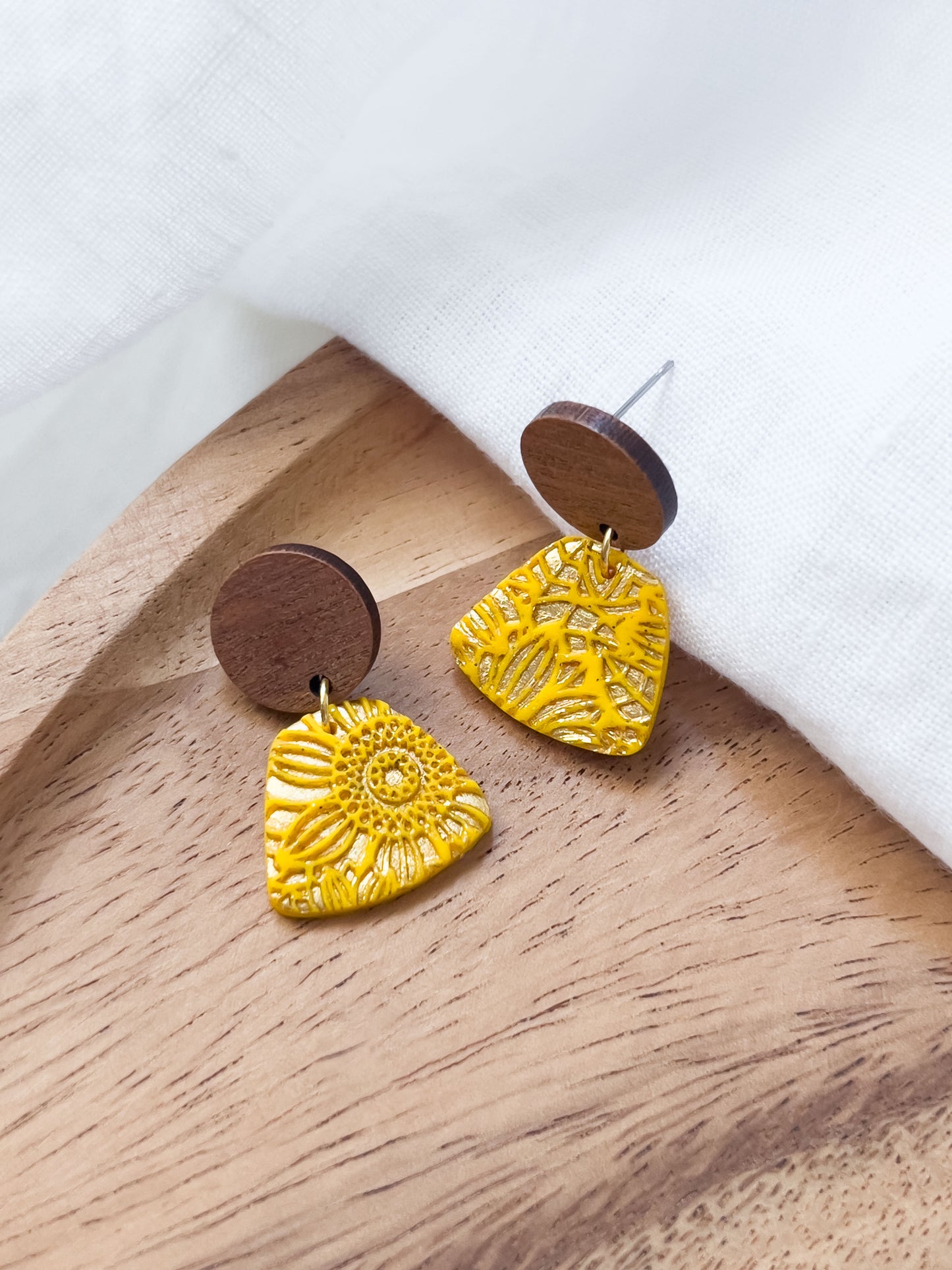 Col R ✦ Gelb-goldene Sonnenblumen Holz-Ohrringe