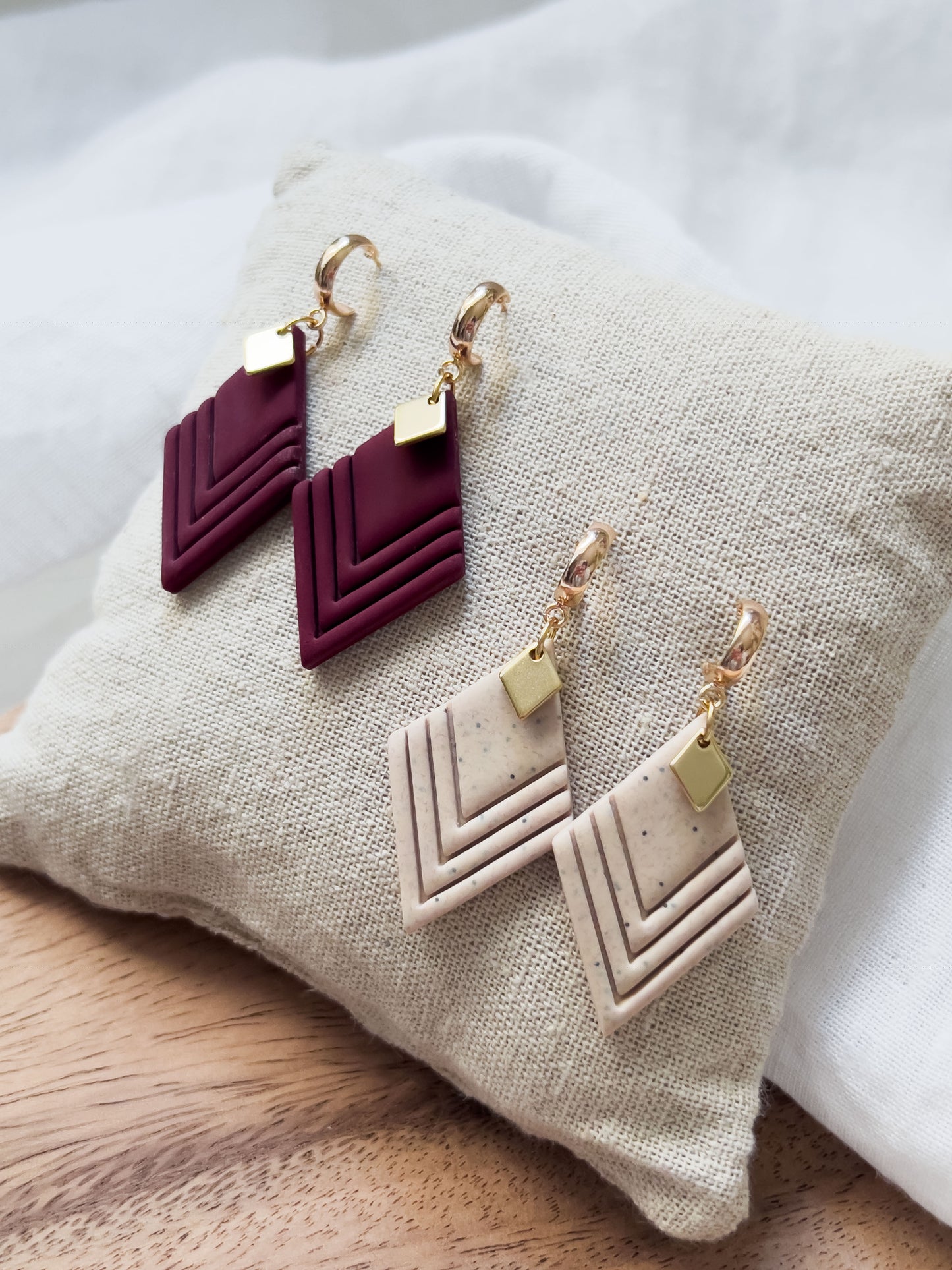Col R ✦ Bordeauxrote & crèmefarbene Ohrringe
