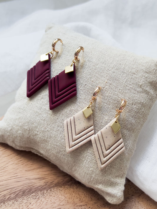 Col R ✦ Bordeauxrote & crèmefarbene Ohrringe