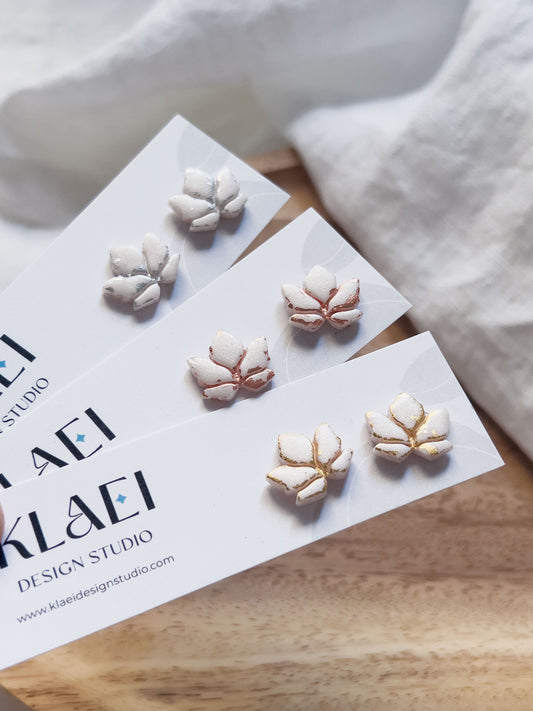 Col R ✦ Perlmuttfarbene Ahornblatt-Ohrstecker