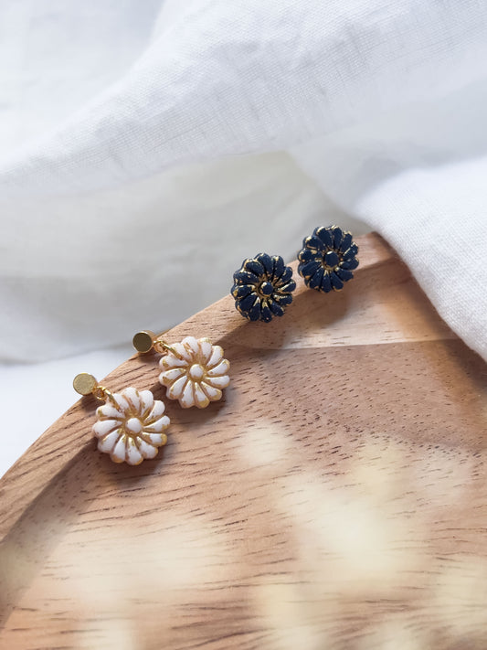 Col R ✦ Perlmuttfarbene & nachtblaue Ohrringe / Ohrstecker