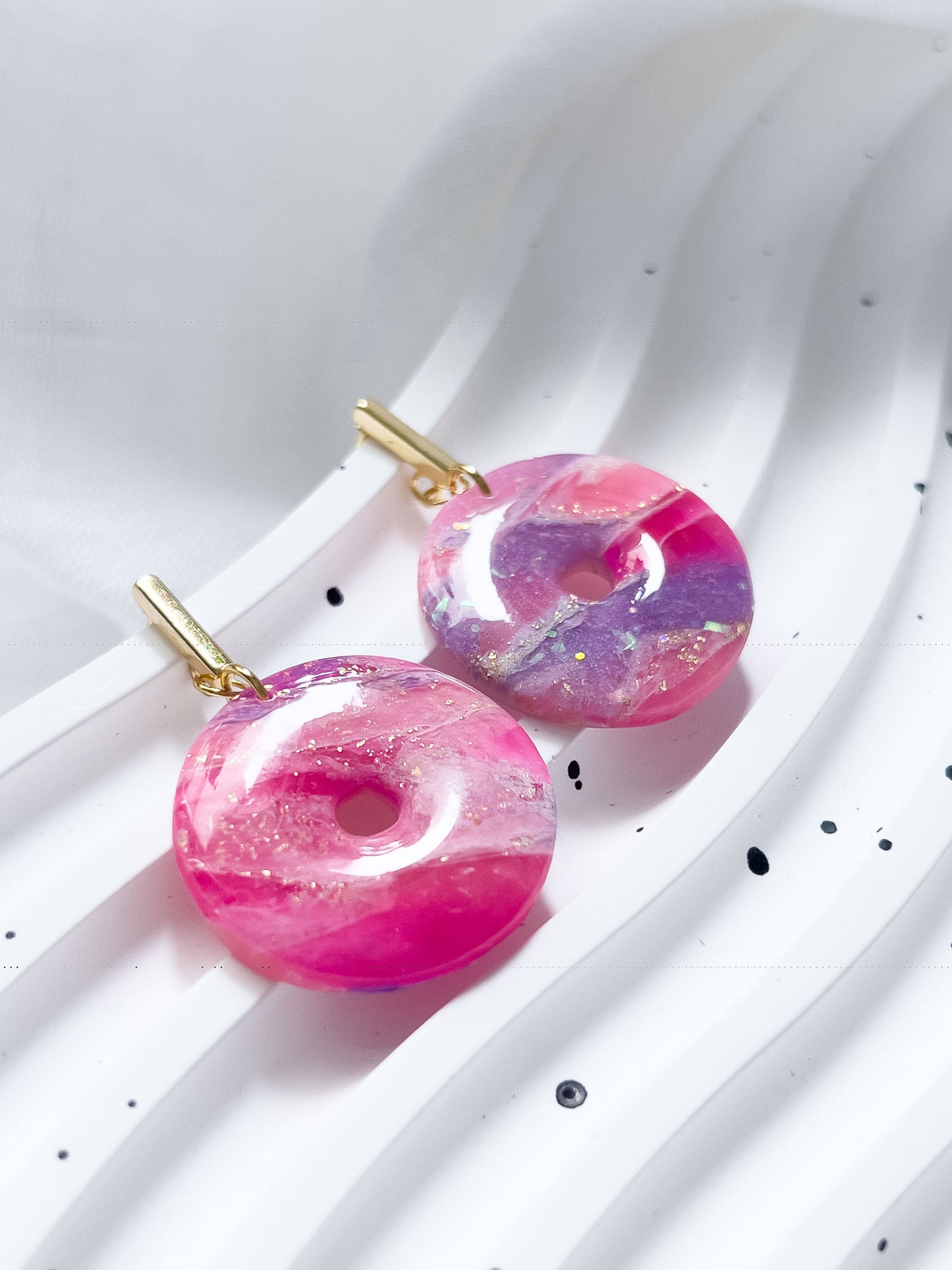 Col R ✦ Fuchsia-marmorierte Donut-Ohrringe