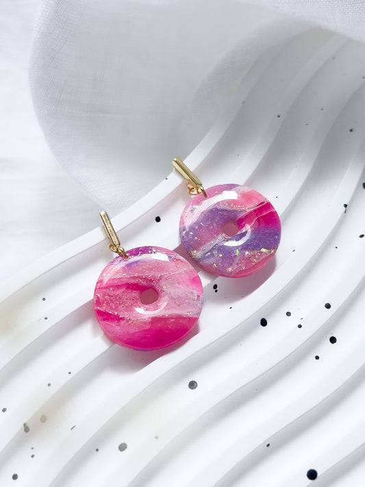 Col R ✦ Fuchsia-marmorierte Donut-Ohrringe