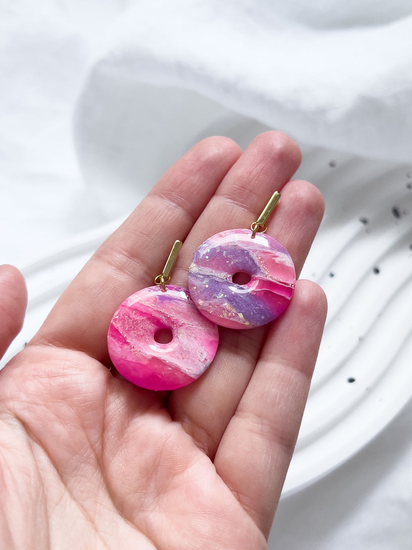 Col R ✦ Fuchsia-marmorierte Donut-Ohrringe