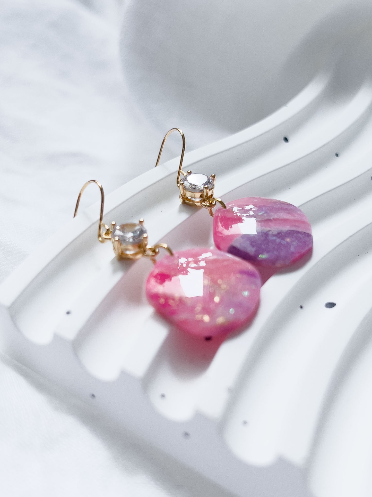 Col R ✦ Fuchsia-marmorierte Hängeohrringe