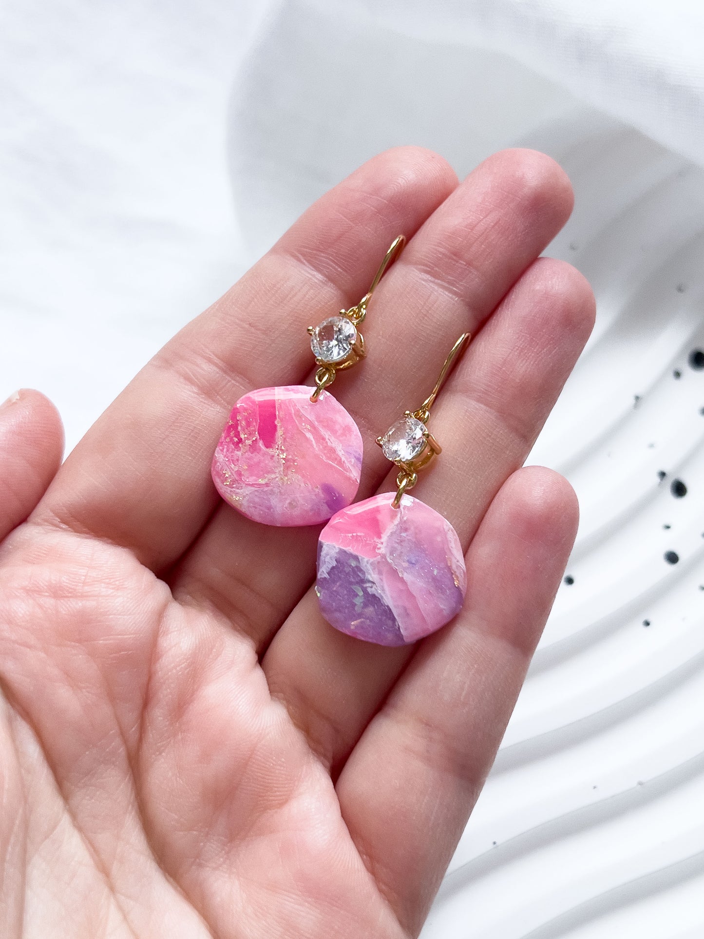 Col R ✦ Fuchsia-marmorierte Hängeohrringe