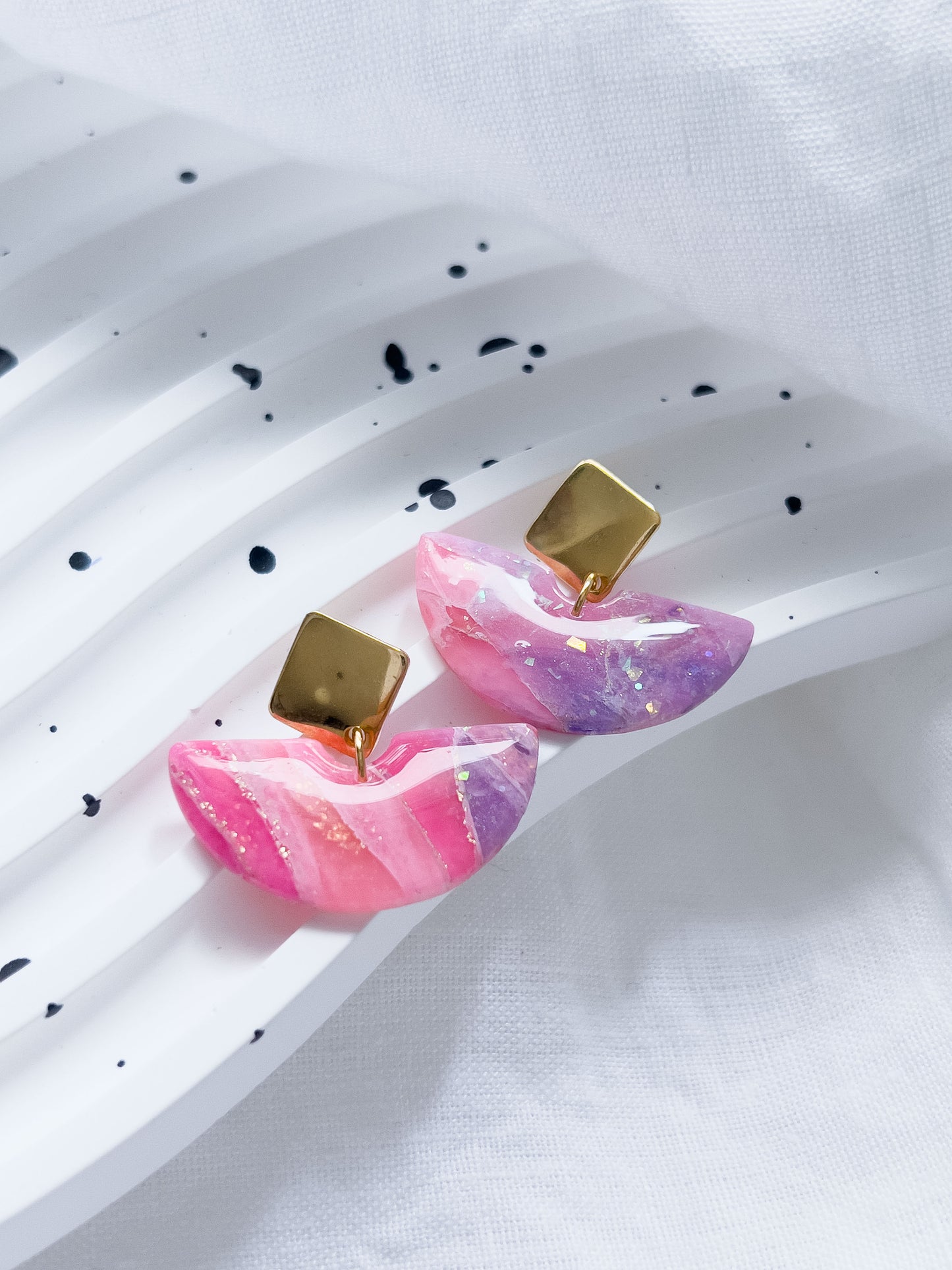 Col R ✦ Fuchsia-marmorierte halbkreisförmige Ohrringe