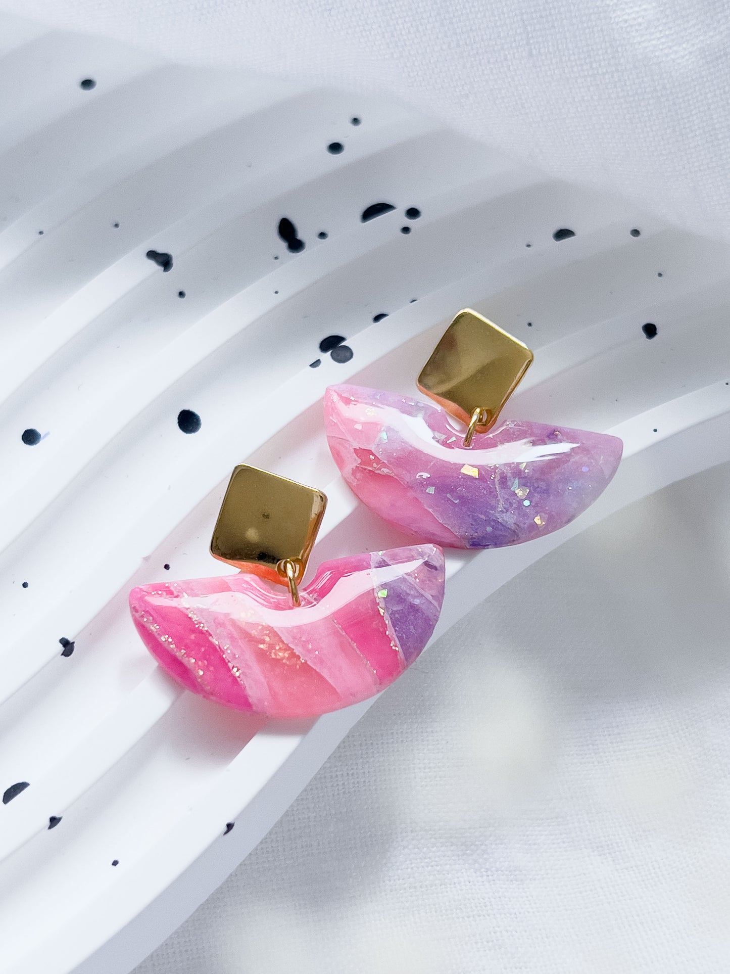 Col R ✦ Fuchsia-marmorierte halbkreisförmige Ohrringe