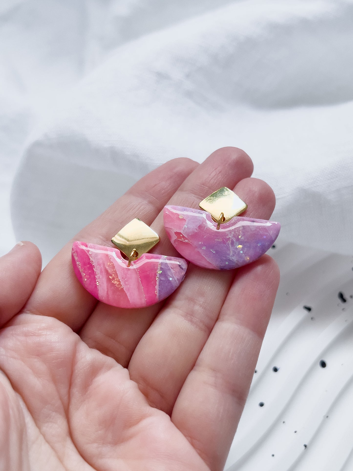 Col R ✦ Fuchsia-marmorierte halbkreisförmige Ohrringe