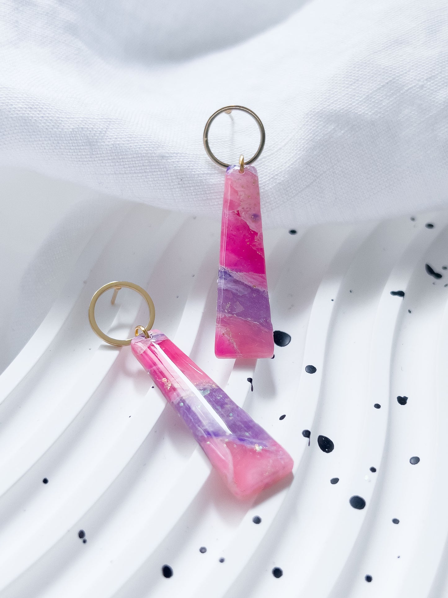 Col R ✦ Fuchsia-marmorierte lange Ohrringe