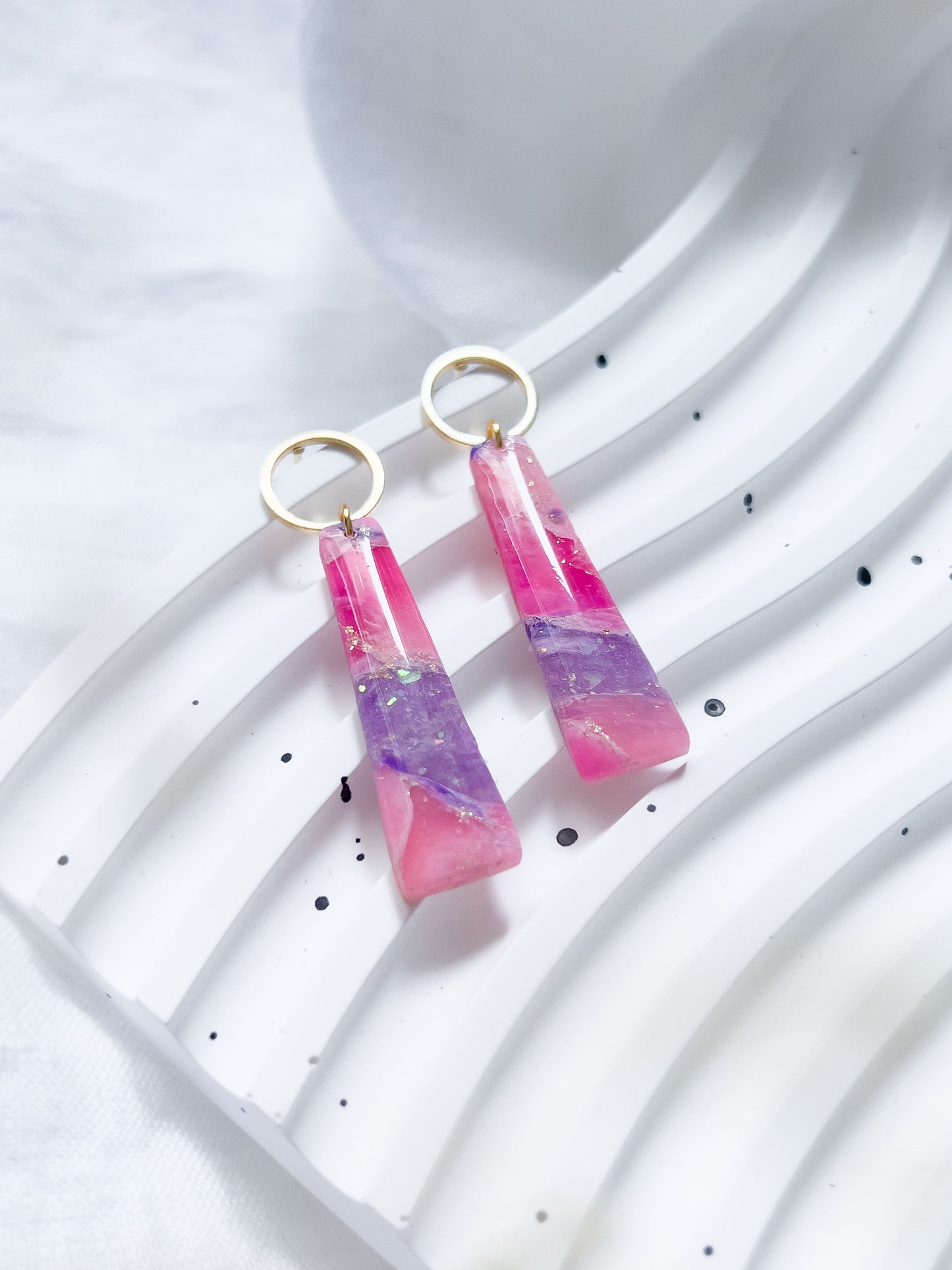 Col R ✦ Fuchsia-marmorierte lange Ohrringe