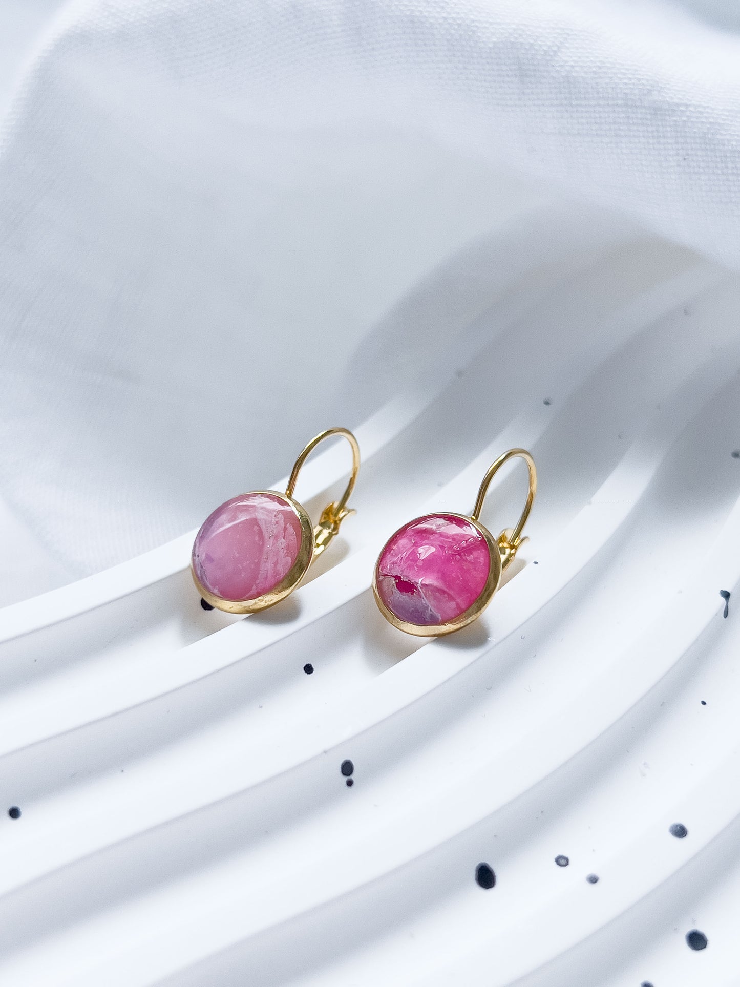 Col R ✦ Fuchsia-marmorierte Ohrhänger