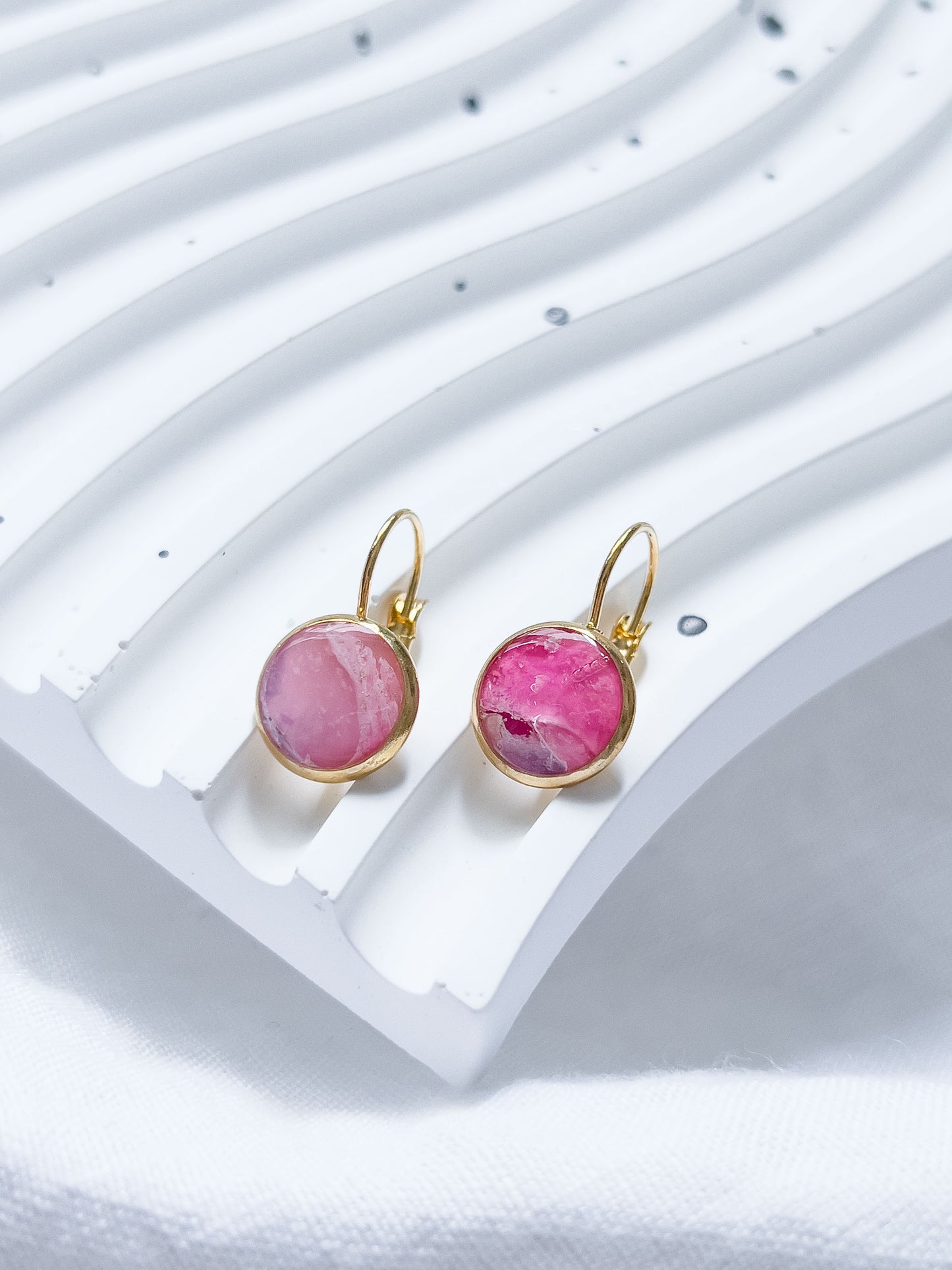 Col R ✦ Fuchsia-marmorierte Ohrhänger
