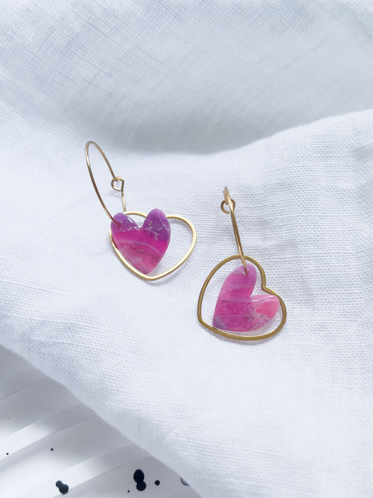 Col R ✦ Fuchsia-marmorierte Herz Creolen