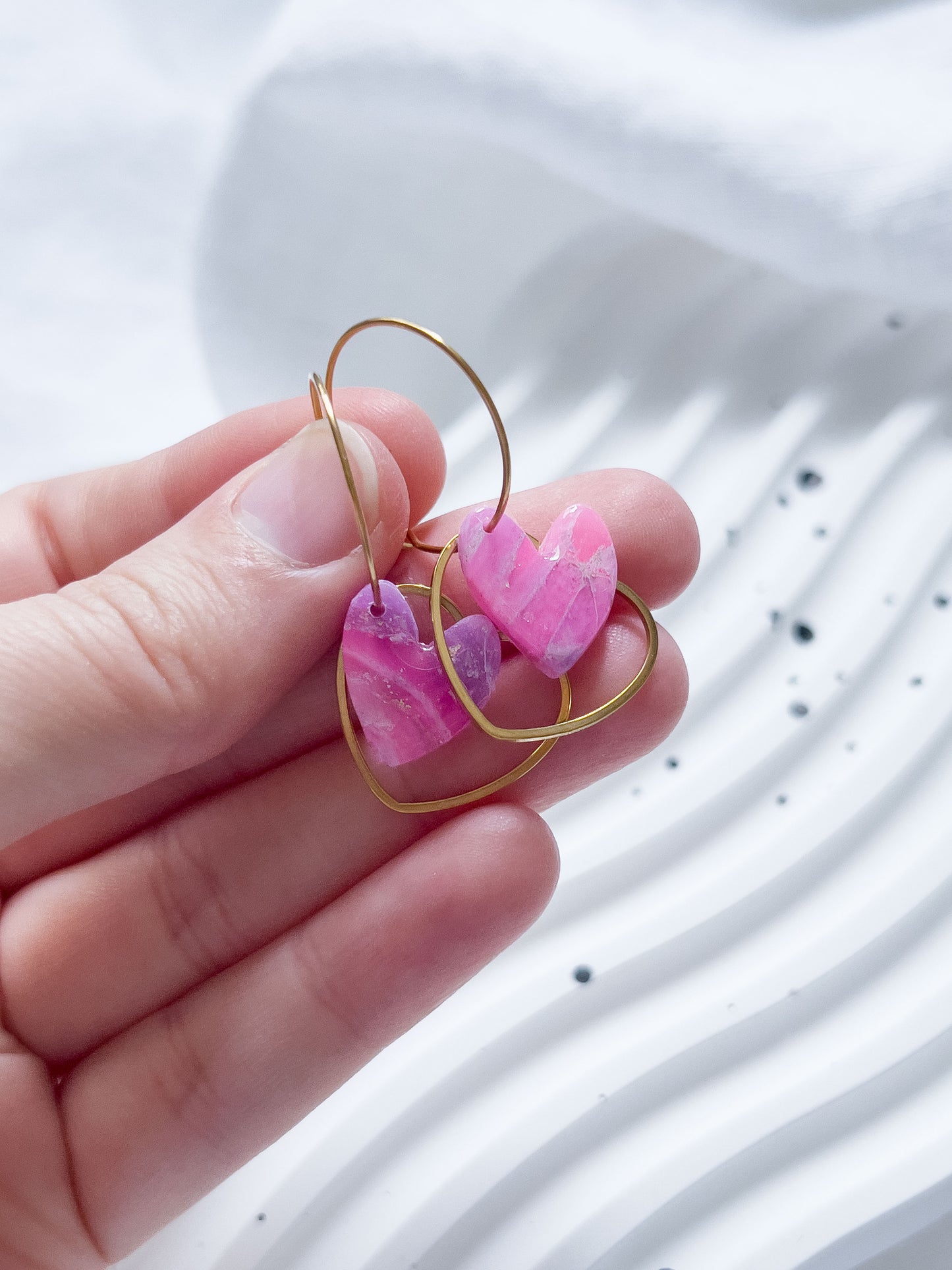 Col R ✦ Fuchsia-marmorierte Herz Creolen