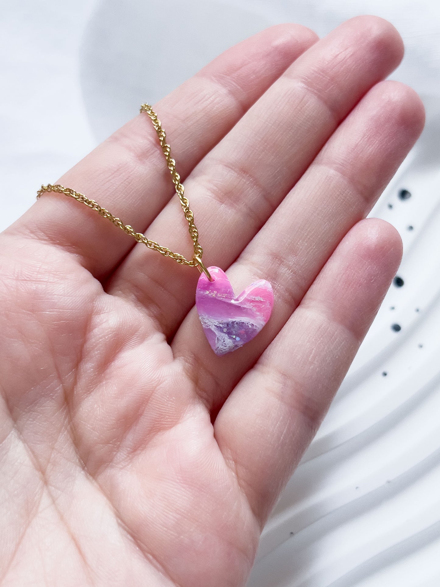 Col R ✦ Fuchsia-marmorierte Herz Halskette
