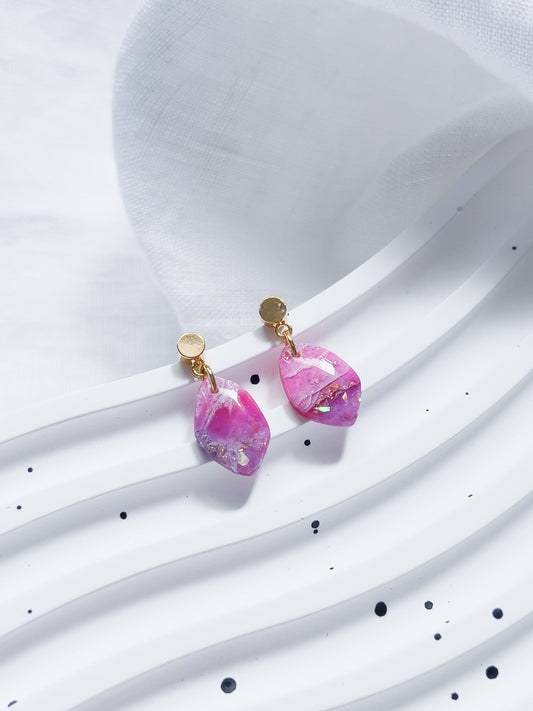 Col R ✦ Fuchsia-marmorierte Kiesel Ohrringe