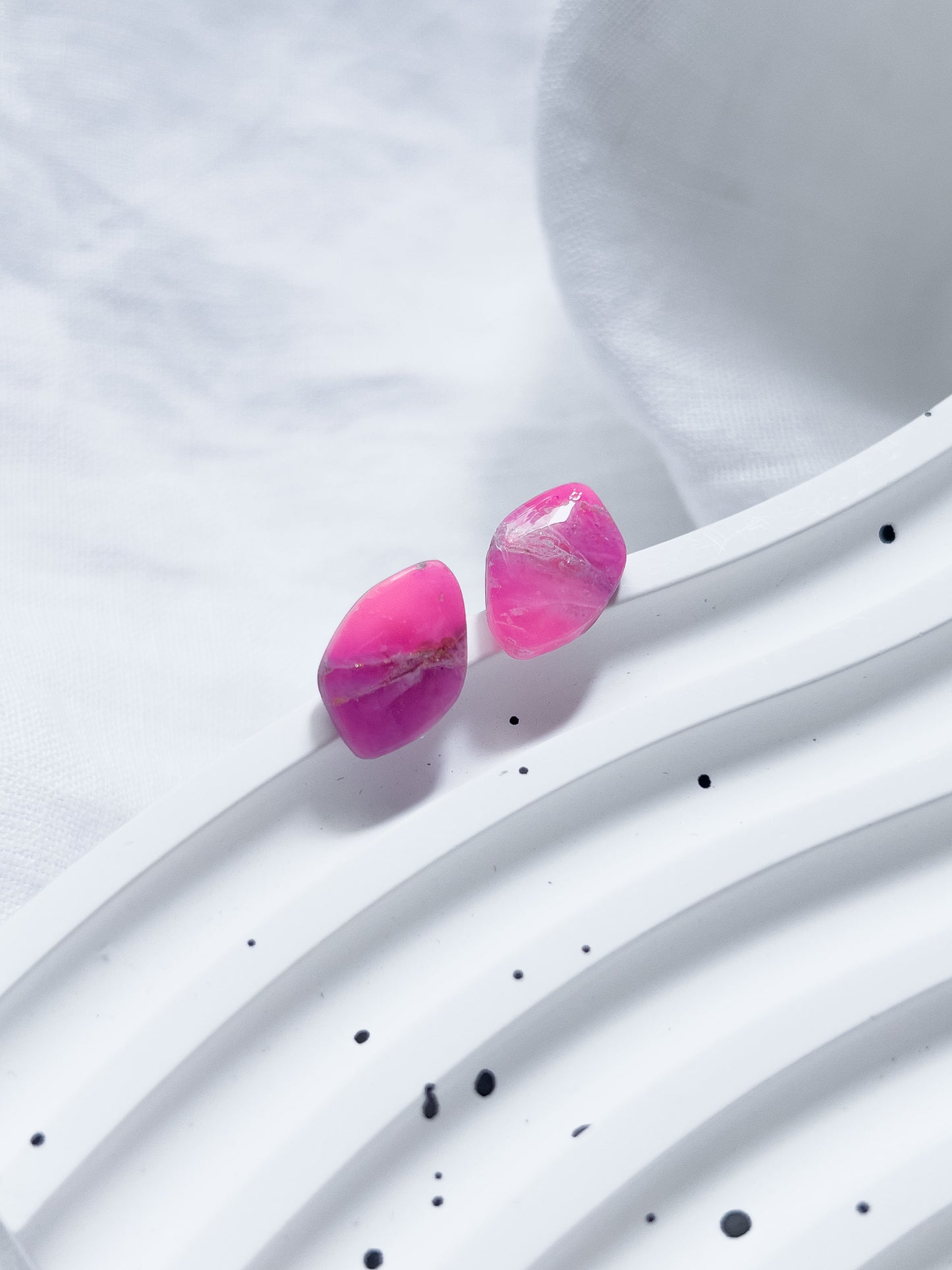 Col R ✦ Fuchsia-marmorierte Kiesel Ohrstecker